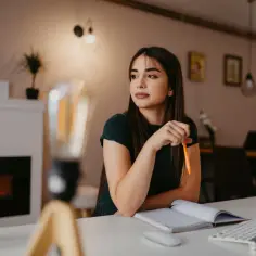 Jak profesjonalnie zrezygnować z pracy przez SMS? Unikaj przykrych sytuacji