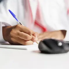 Jak przygotować się do obrony doktoratu – prezentacja, pytania komisji i strategia odpowiedzi