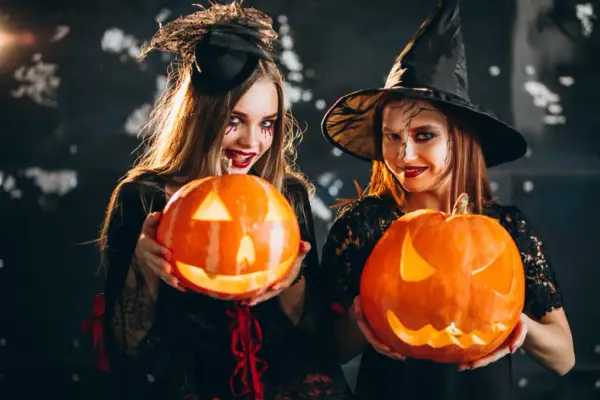 Halloween co znaczy po polsku? Odkryj jego znaczenie i tradycje